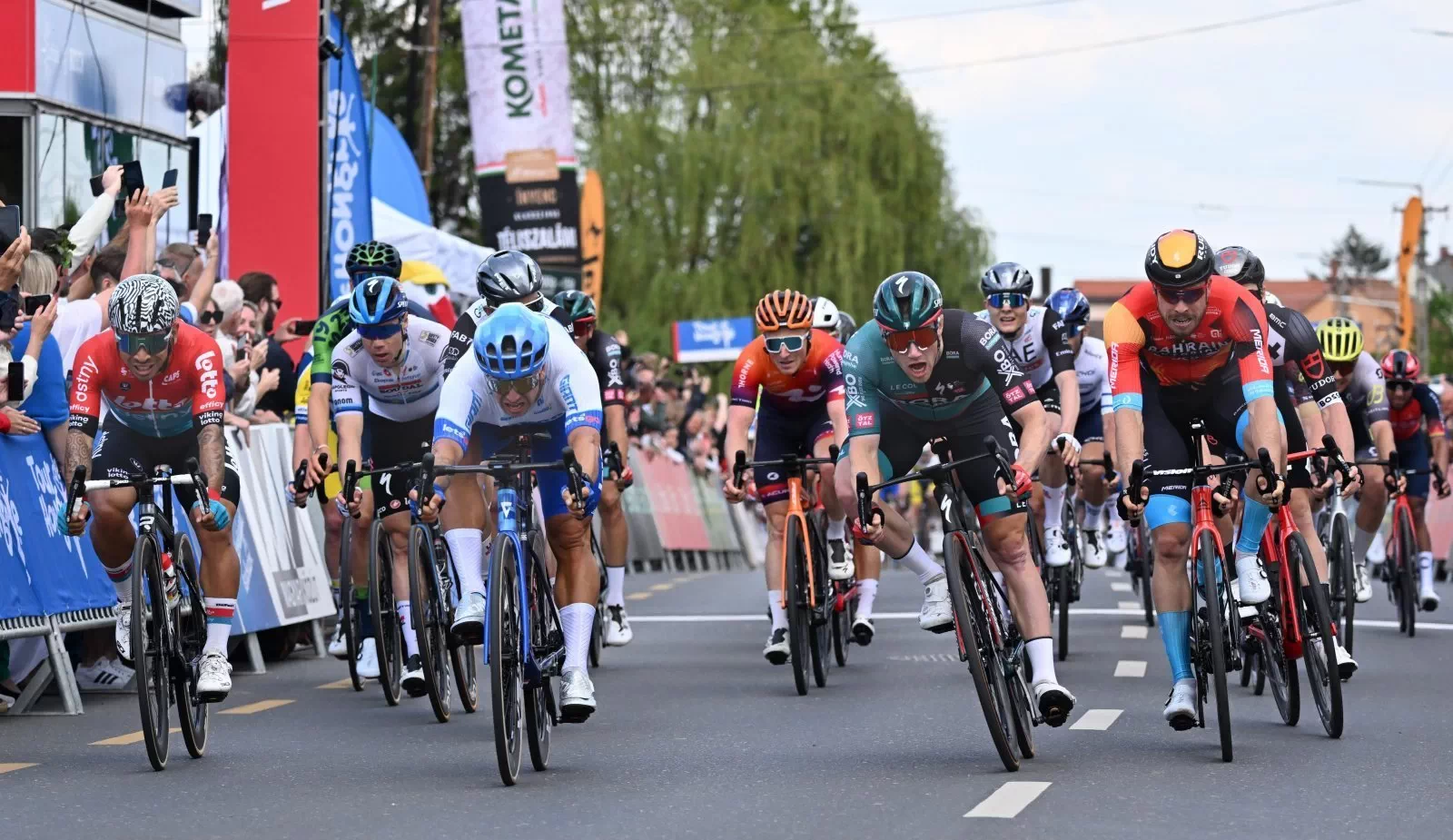 Dylan Groenewegen gana la primera etapa del Tour de Hungría para liderar la prueba