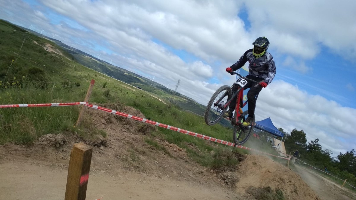 Edgar Carballo y Blanca  Aracil campeones de España de Descenso