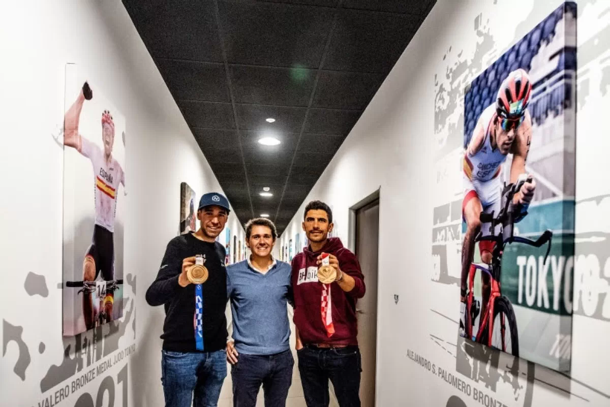 El biker David Valero y el triatleta Alejandro Sánchez en el Hall of Fame de BH