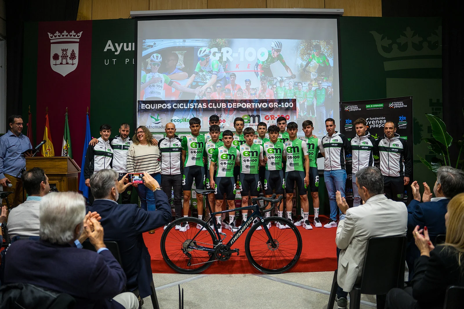 El Club Deportivo GR-100 presentó en Plasencia sus proyectos ciclistas