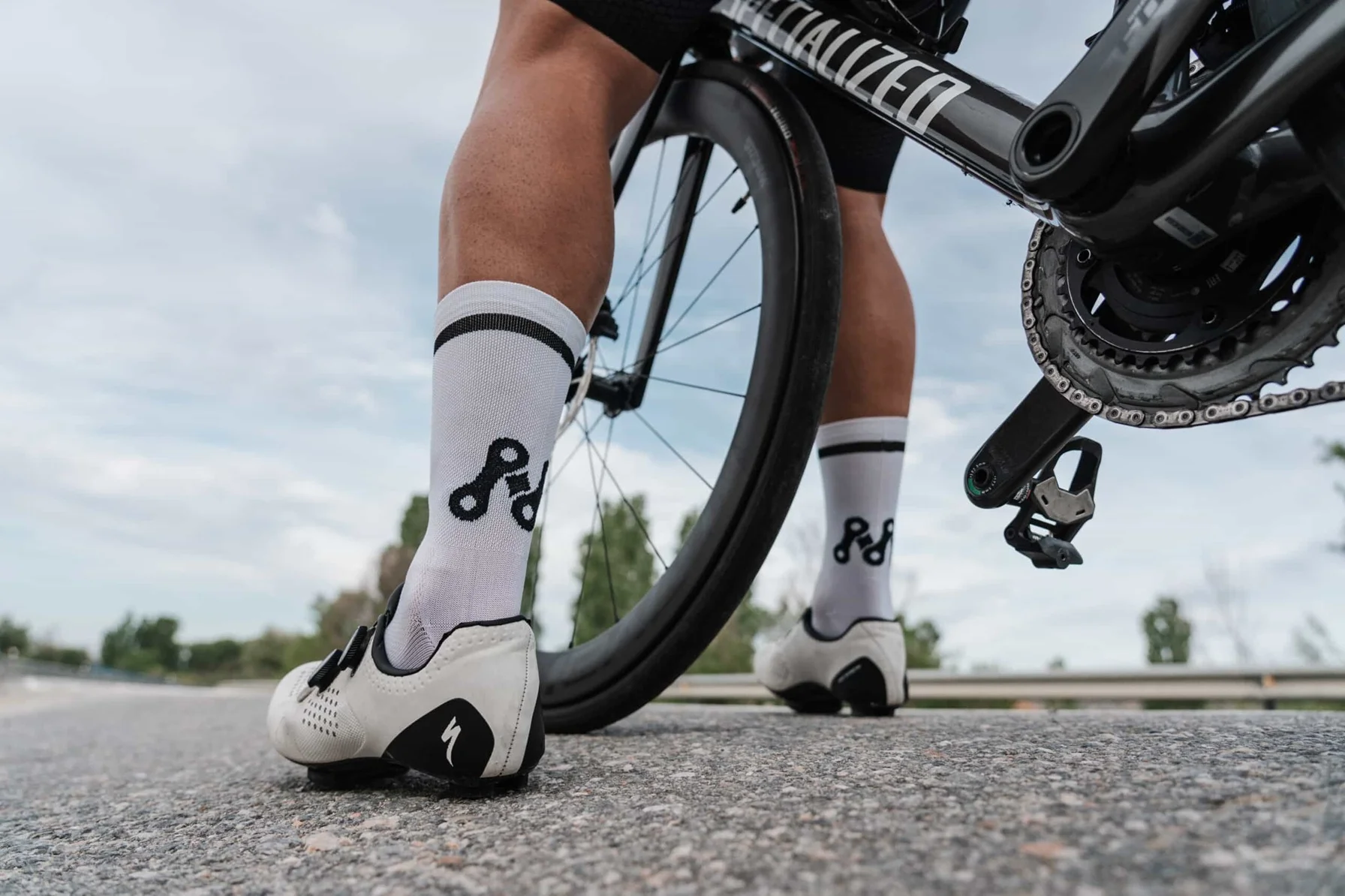 El Fraude de los Calcetines Altos. ¿Aerodinámica Real o el Nuevo Corsé del Postureo?