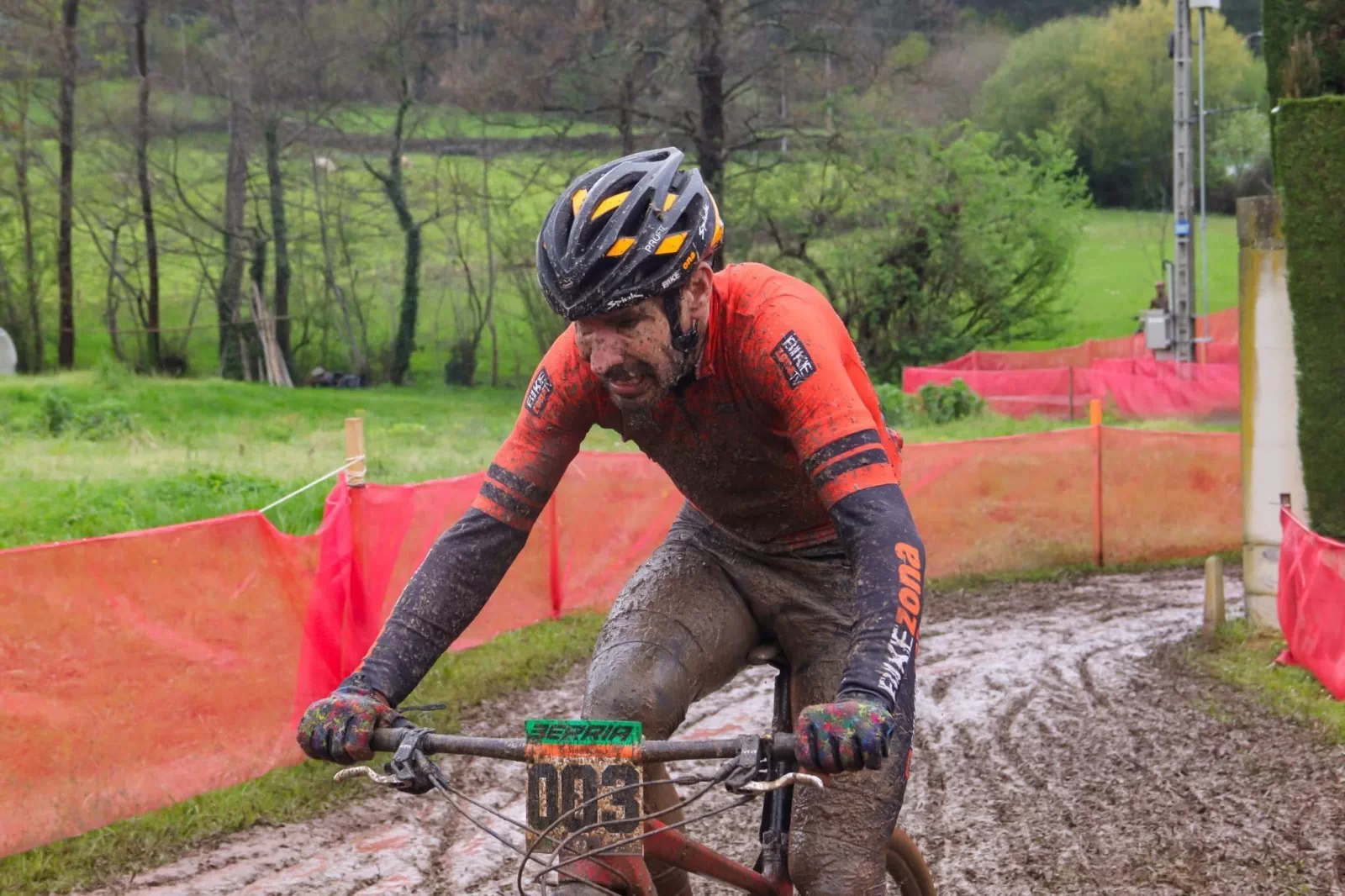 El frío y la lluvia no frenaron al Bikezona Team en las Green Series de Abadiño