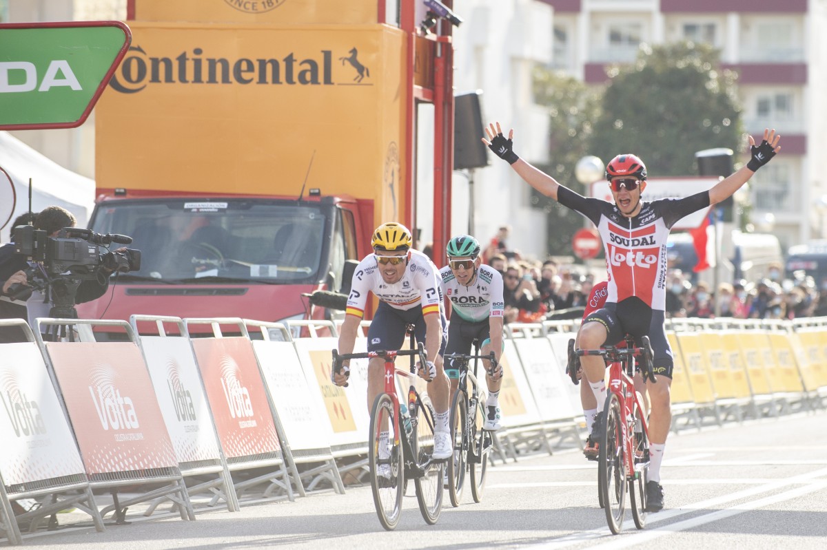 El joven ciclista danés Andreas Kron primer líder de la Volta 2021