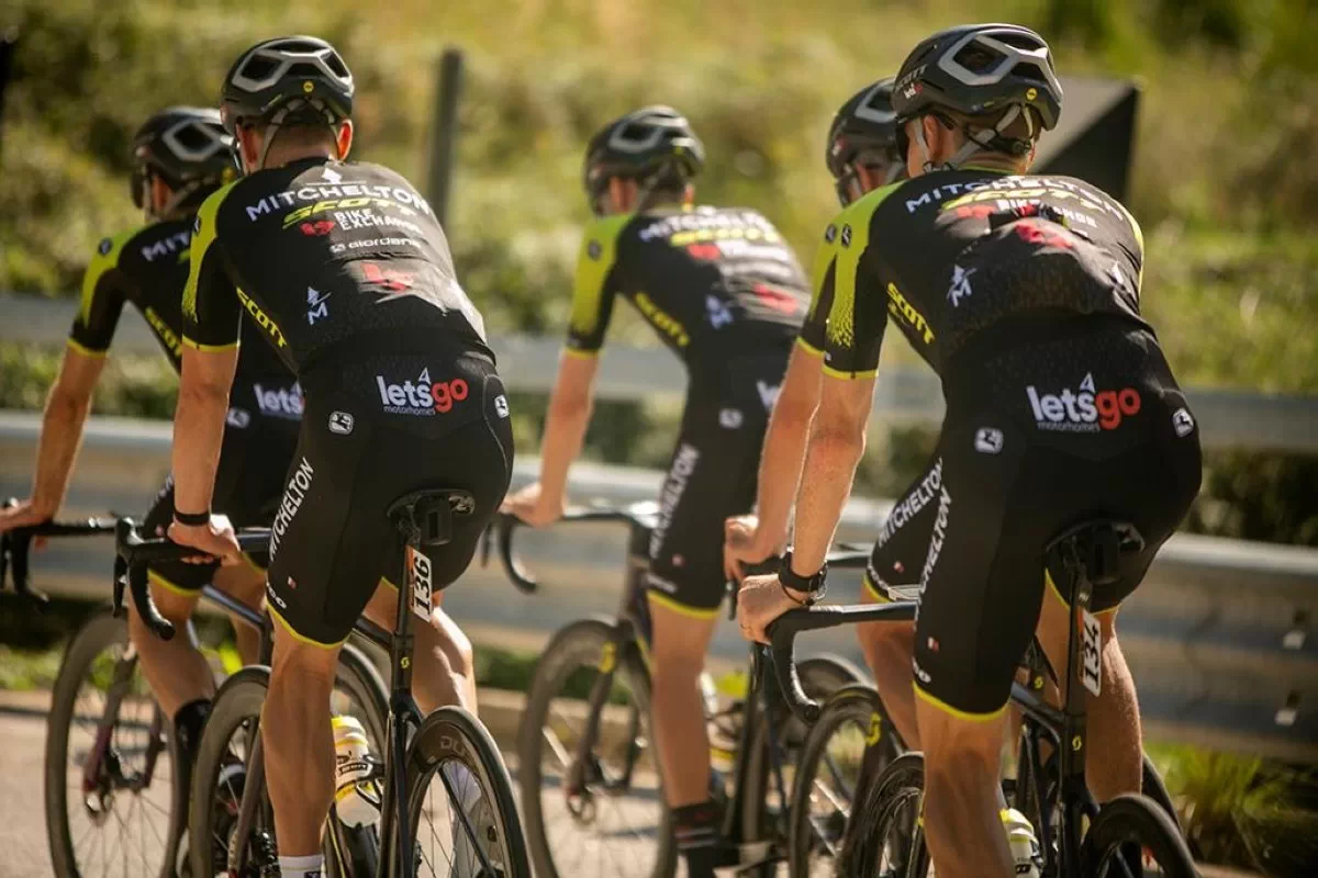 El Mitchelton-SCOTT abandona el Giro de Italia por resultados adversos en los test PCR