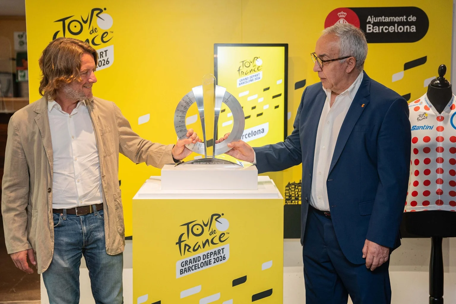 El Museu Olímpic recibe el trofeo que simboliza el relevo del Tour de Francia