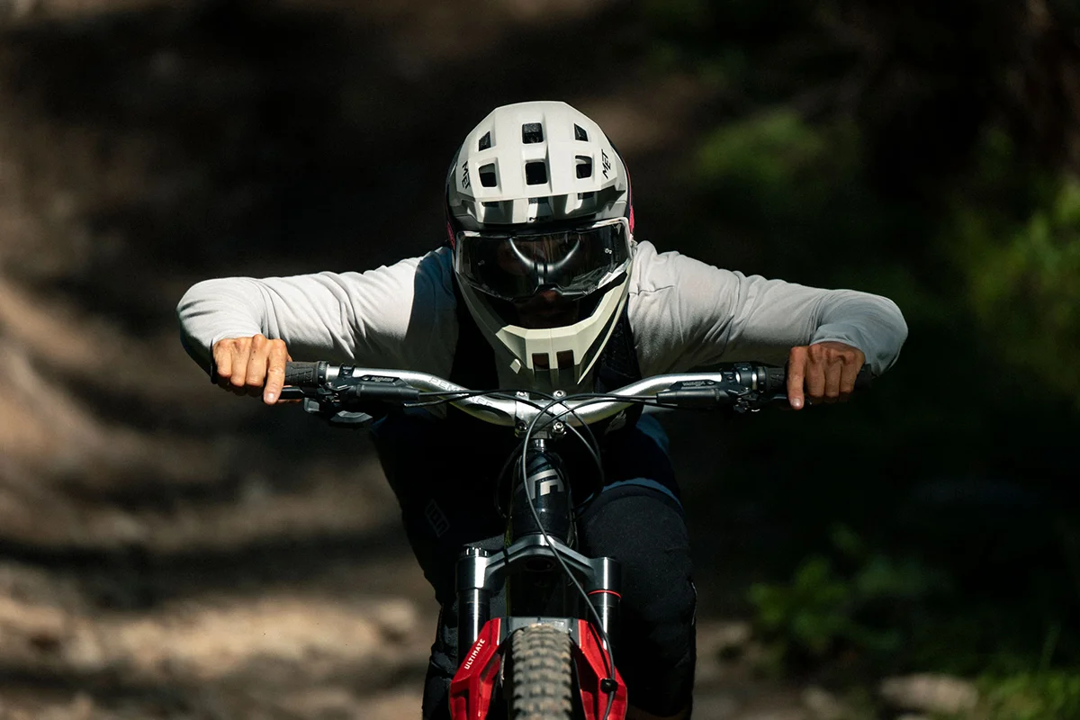 El nuevo casco convertible MET Parachute MCR 2 baja de peso y aumenta la protección
