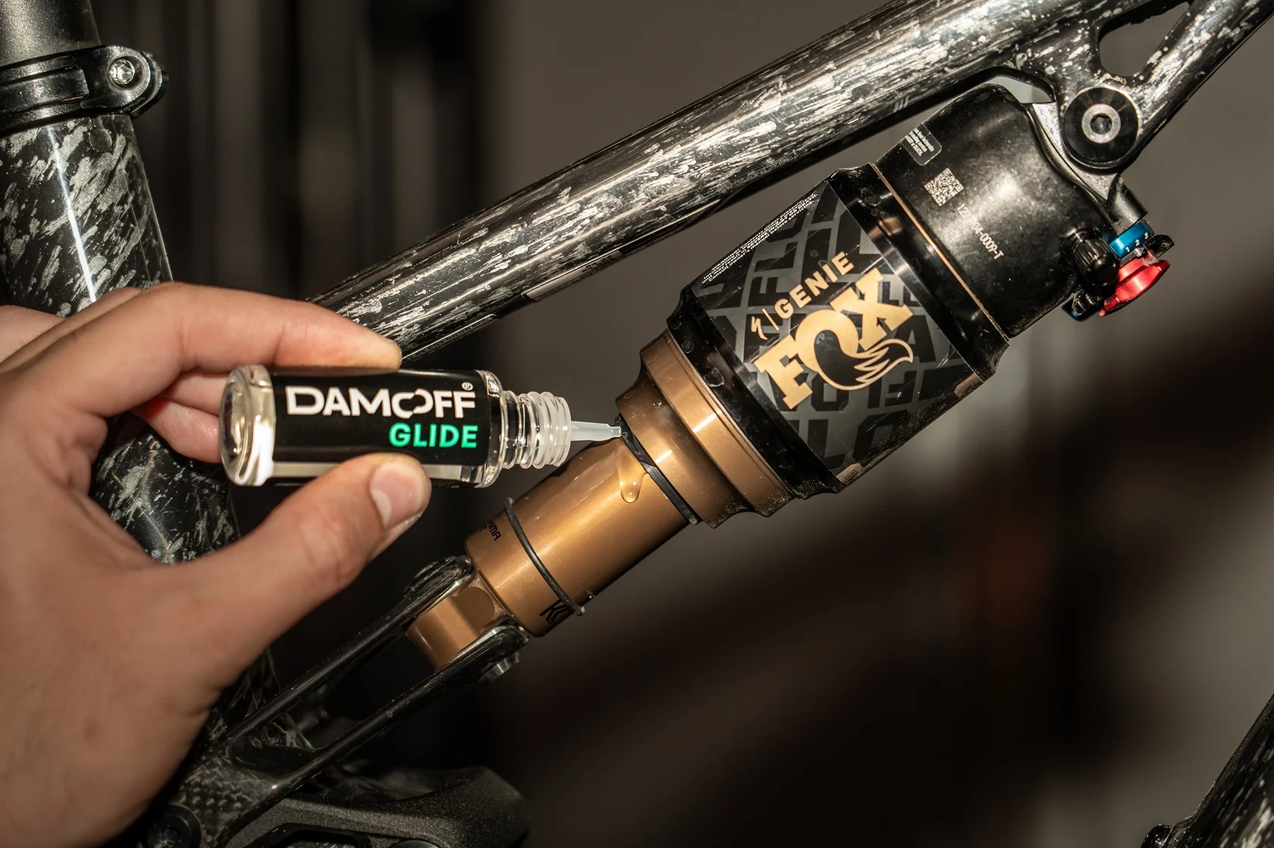 El nuevo lubricante Damoff Glide promete recuperar el tacto de tu suspensión en segundos