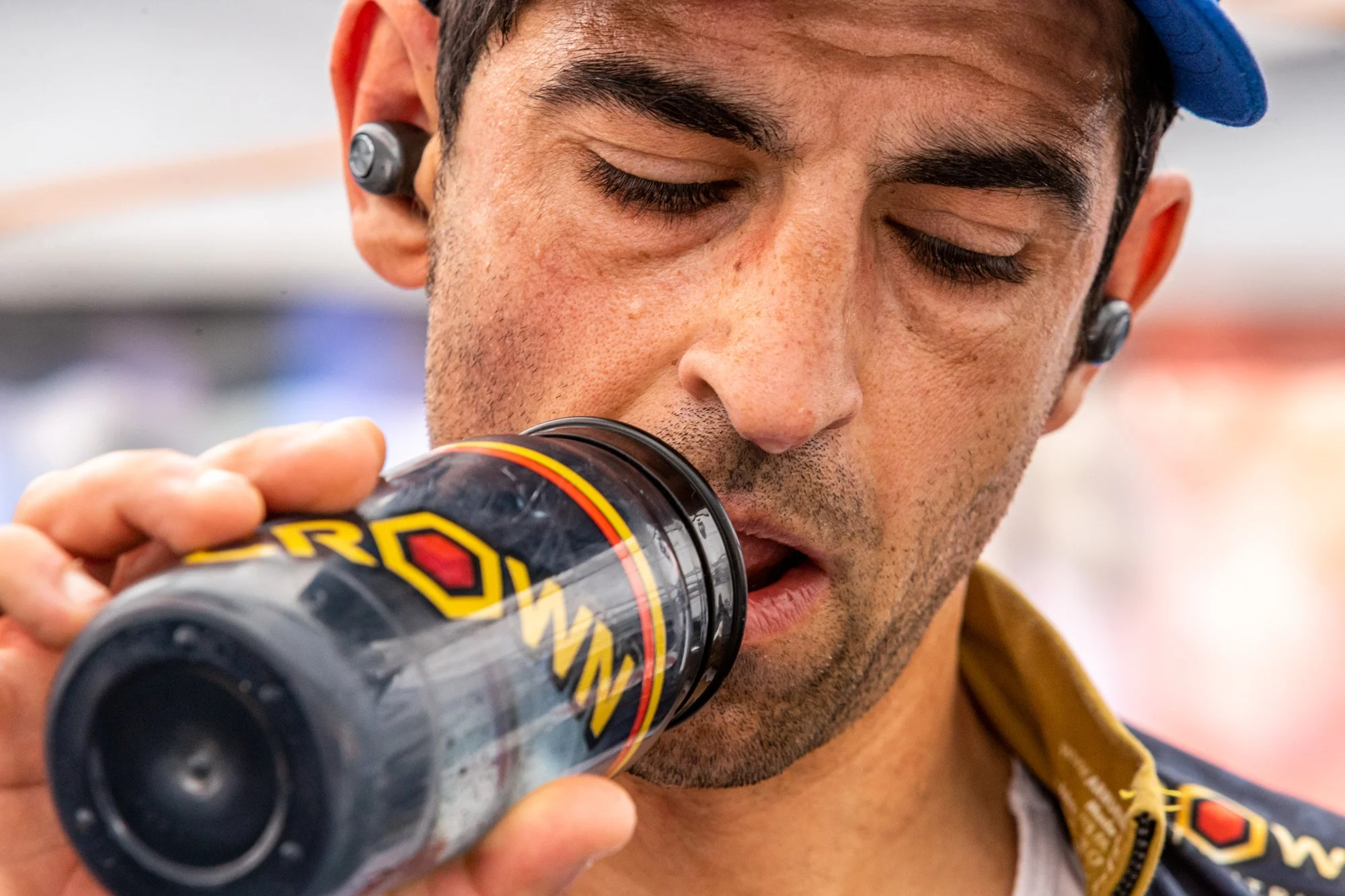 El peligro de beber solo agua al entrenar con calor según Crown Sport Nutrition