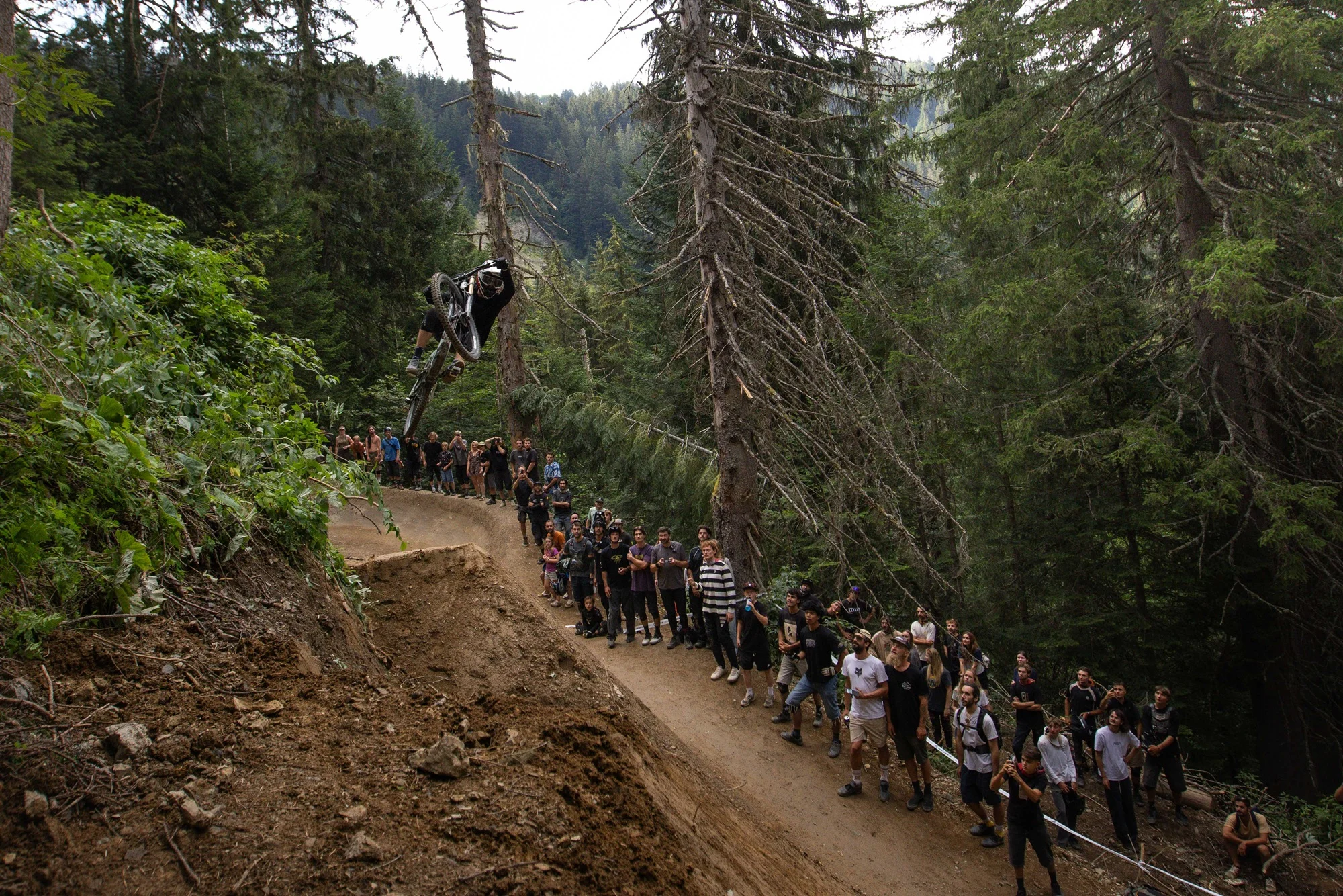 El Tour des Niares 2026 desata el caos del freeride sin reglas en el bike park de Chatel