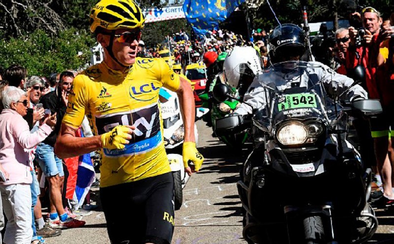 El Tour enloquece en el Mont Ventoux, Chris Froome sube a pie