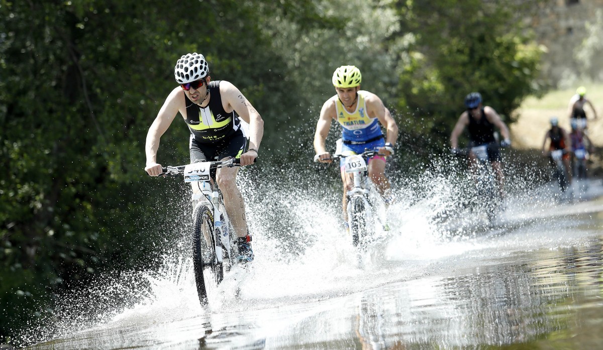 El Tri Cross Navaluenga refrescó el inicio del verano