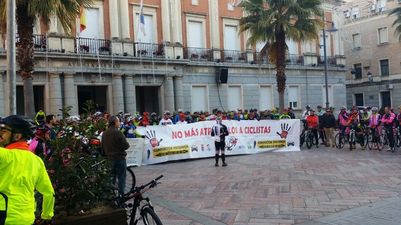 Emotivo homenaje en Huelva a los ciclistas fallecidos en carretera