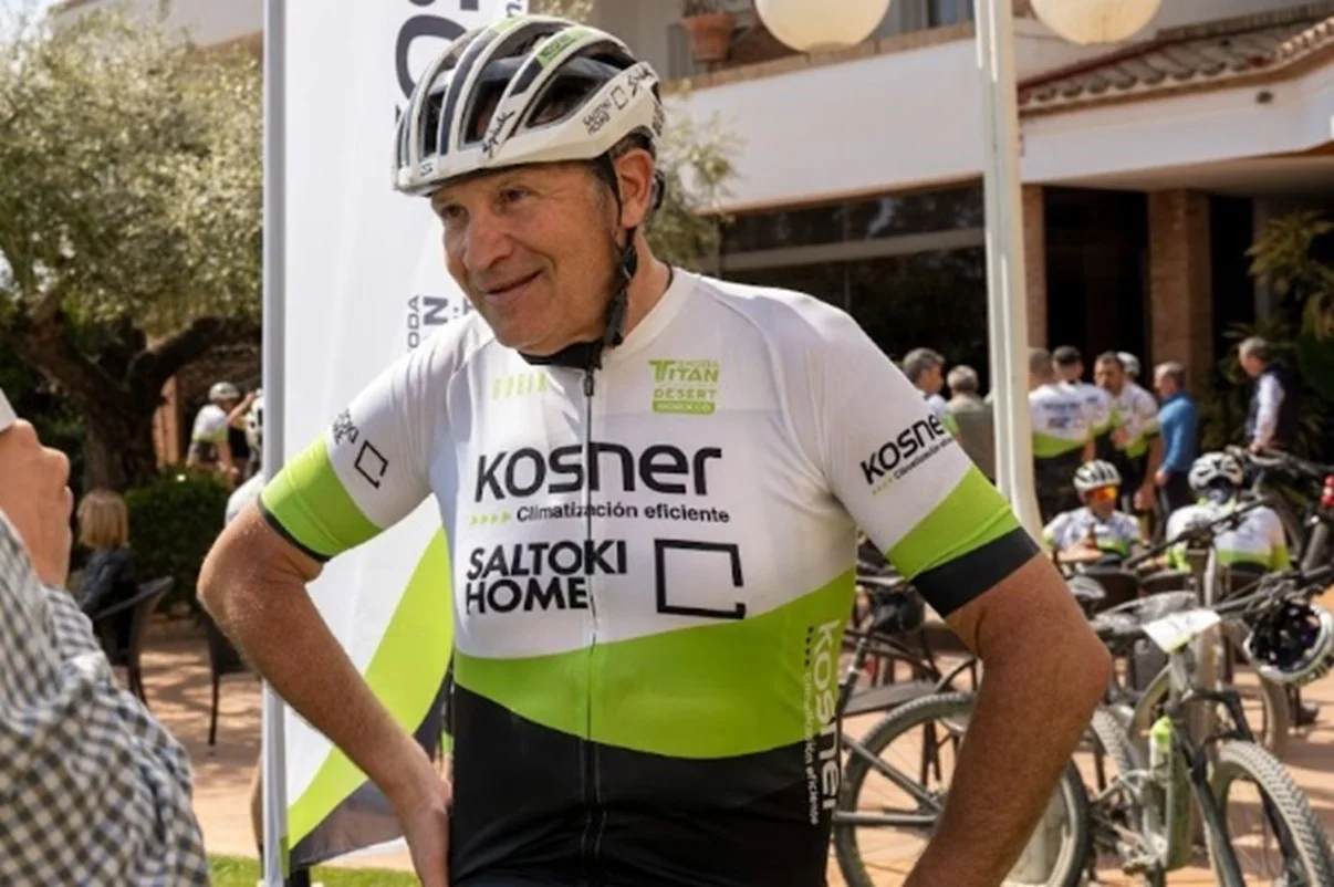 En memoria de August Pascual, Miguel Induráin y el Kosner Saltoki Home estarán en la Titan Desert 2026