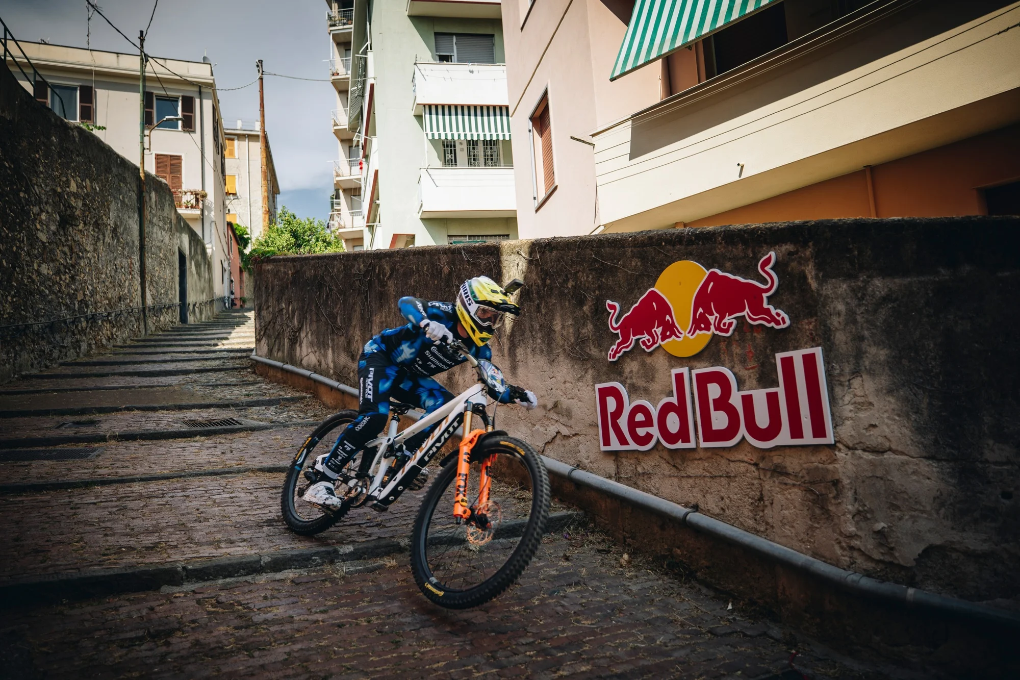 Épico tercer puesto de Álex Marín en el Red Bull Cerro Abajo de Genova para revivir el sueño del título mundial