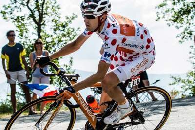 Mikel Nieve lució el maillot de lunares