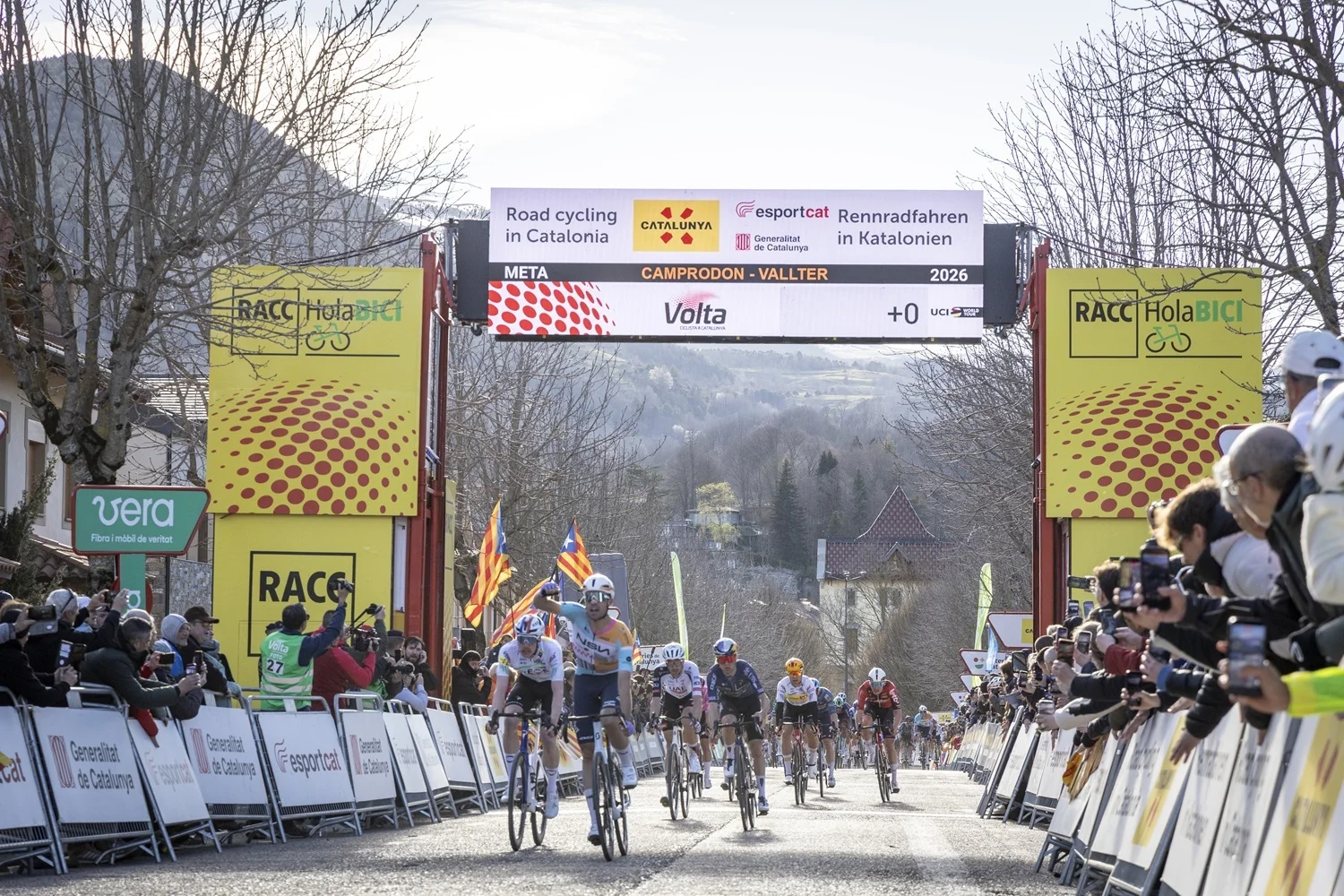 Ethan Vernon revienta el sprint en Camprodon y firma su triplete histórico en la Volta a Catalunya 2026