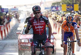 Cadel Evans gana al sprint la etapa reina de la Paris Niza