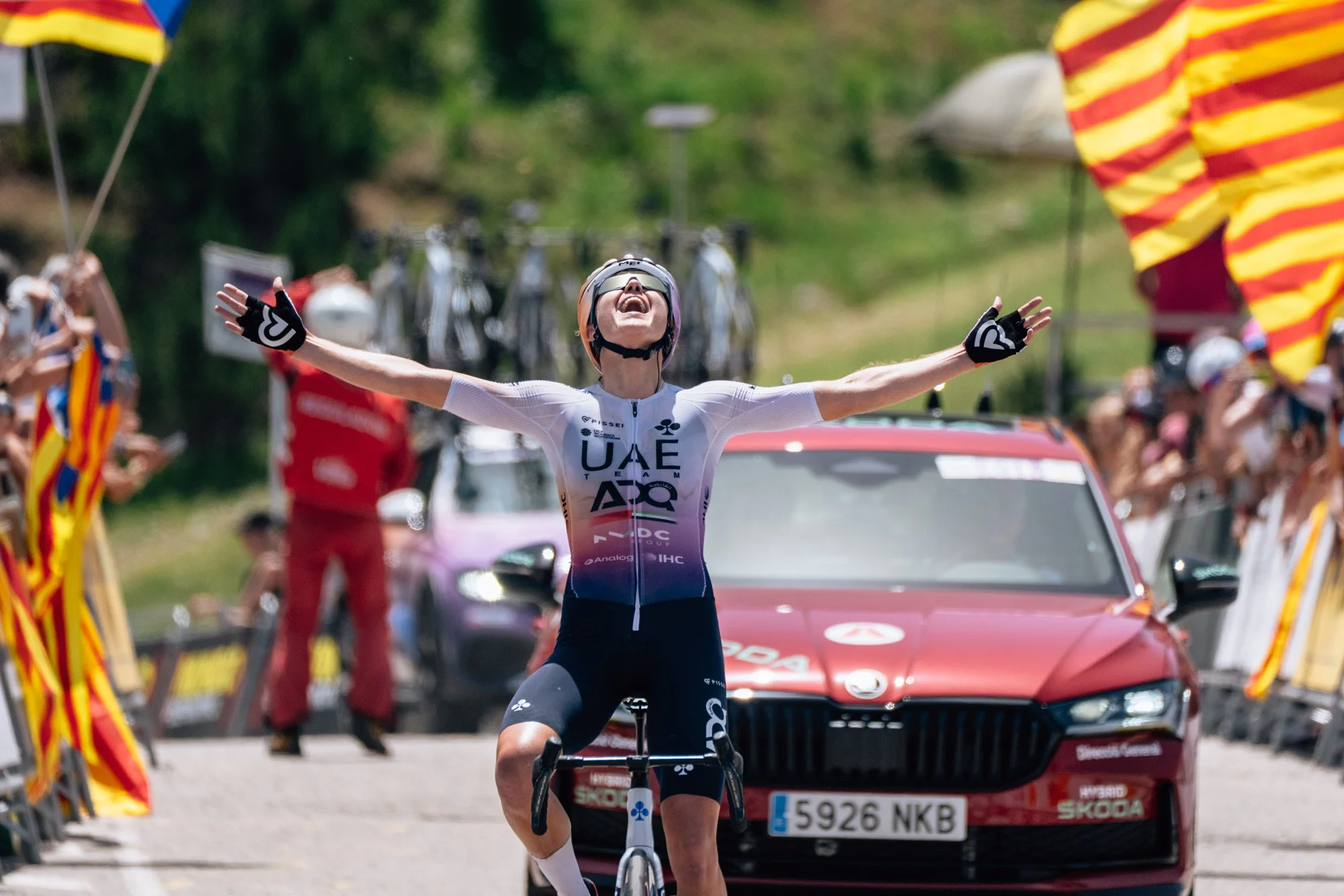 Exhibición de Paula Blasi en La Molina para sentenciar la Volta a Catalunya antes de Barcelona