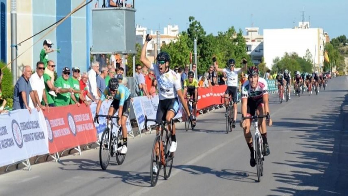 Felipe Orts impone su potencia en Riba-roja y lidera la Volta a Valencia