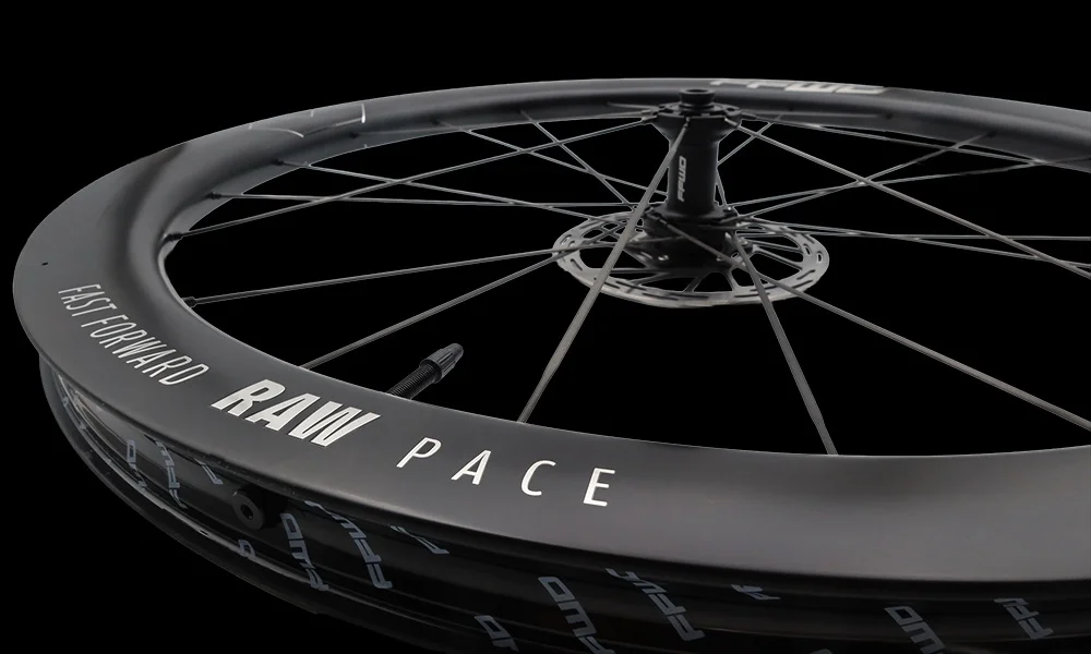 FFWD RAW Pace y Control las ruedas de gravel definitivas con radios de carbono y rodamientos CeramicSpeed