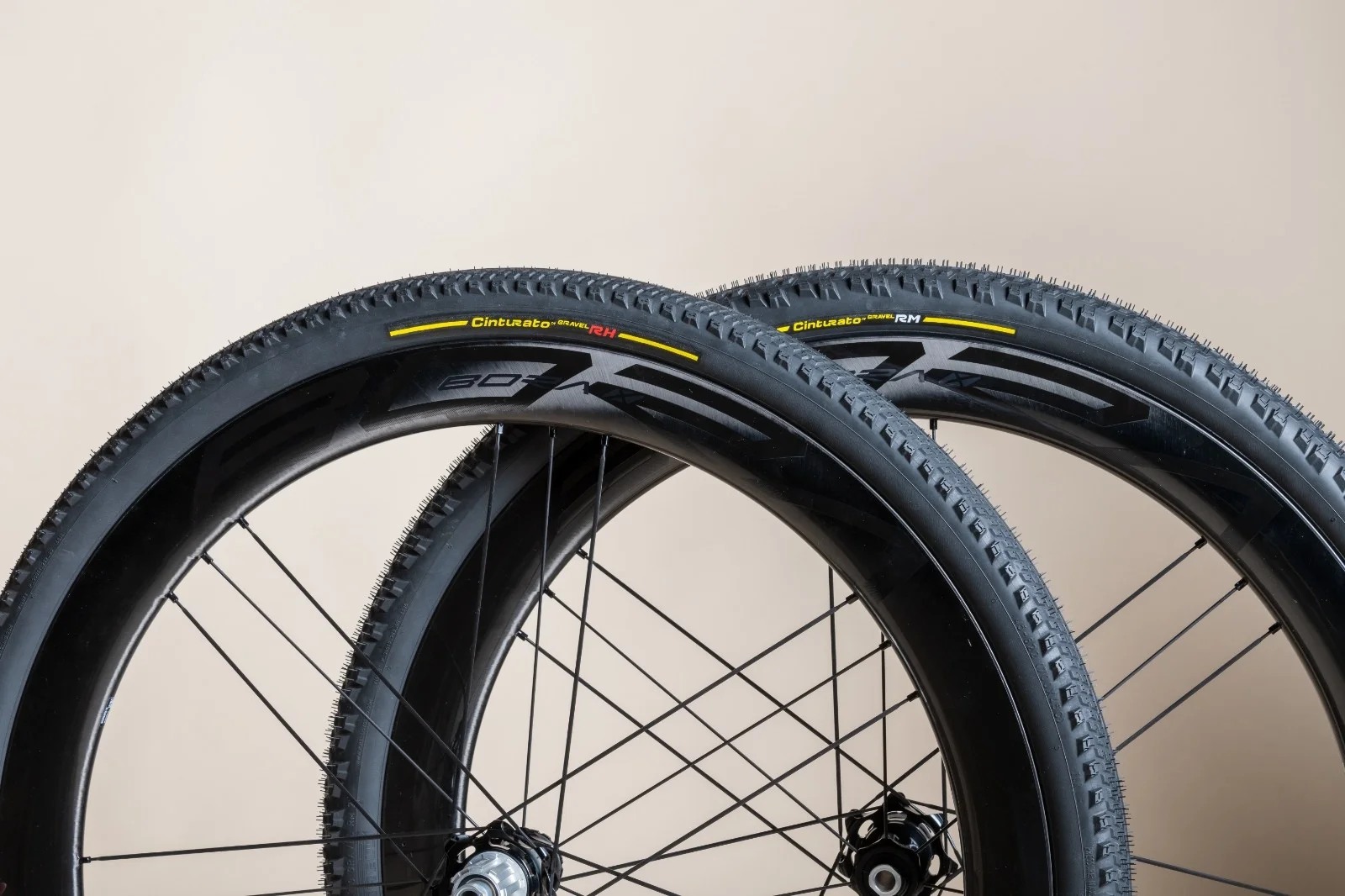Gana velocidad en tierra con los CINTURATO Gravel RH y RM de Pirelli y su tecnología de competición