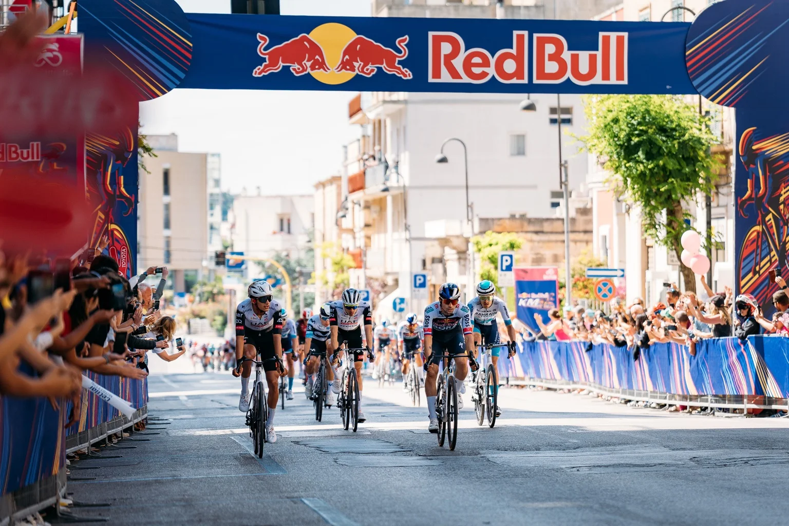¡Giro radical en la Itzulia Basque Country! El Kilómetro Red Bull destrozará la general con bonificaciones de infarto