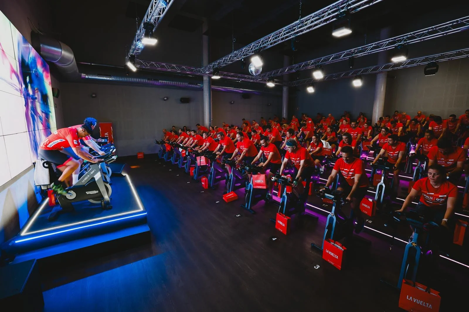 GO fit revive 90 años de historia de La Vuelta en una sesión de Bike inmersiva
