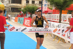 Hektor Llanos y Ana Casares ganan el Triatlón Internacional de San Sebastian