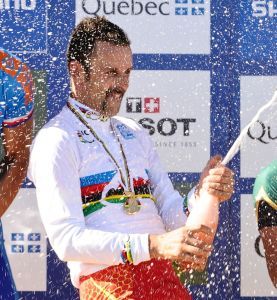 Hermida estrena el maillot arcoiris en la GimondiBike