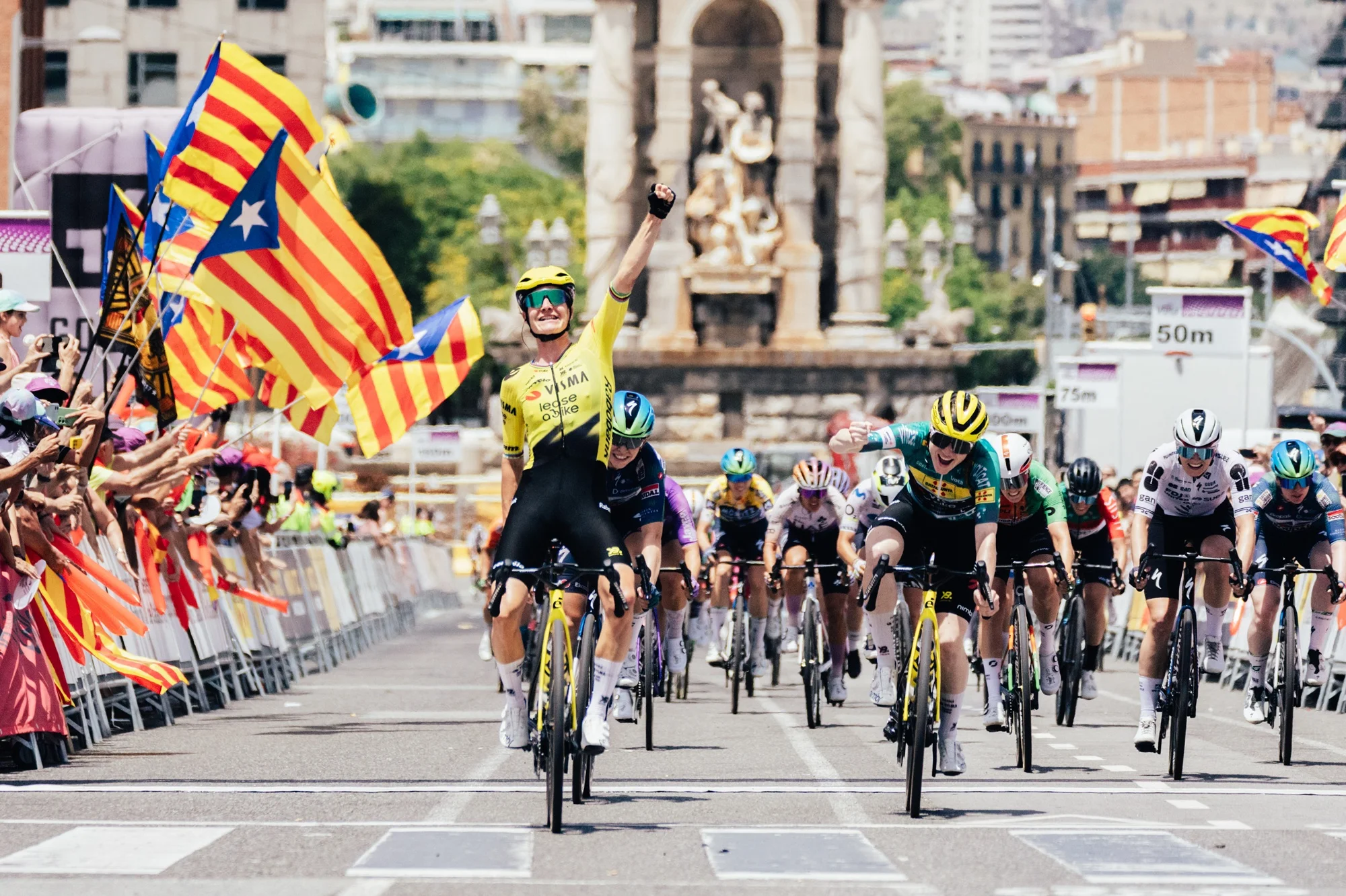 Histórico triunfo de Paula Blasi en la Volta a Catalunya tras una exhibición final de Marianne Vos