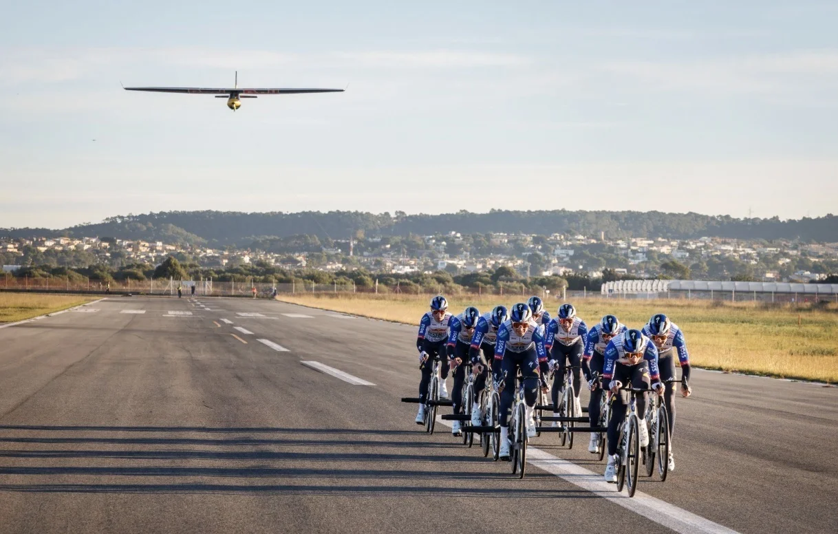 Hito Histórico. El Red Bull BORA Hansgrohe Despega un Planeador Usando Solo Fuerza Humana