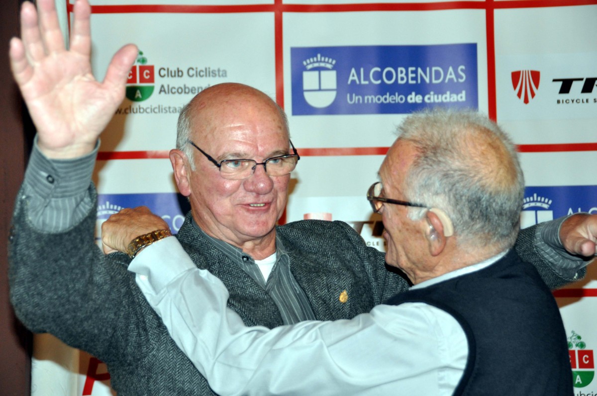 Homenaje del Club Ciclista Alcobendas a Txomin Perurena