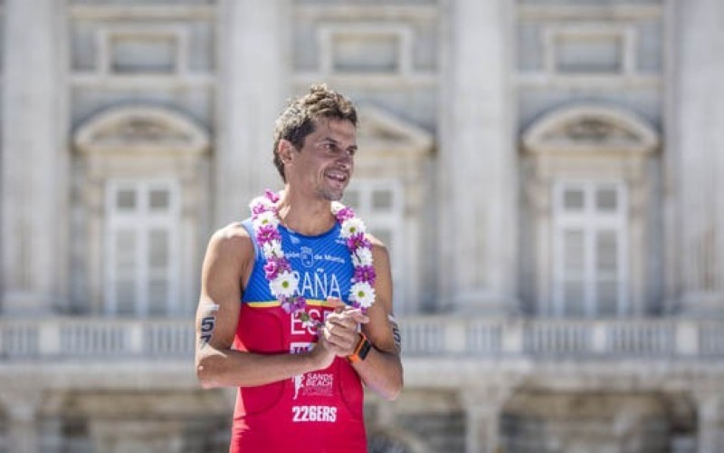 Homenaje del triatlón español a Iván Raña