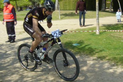 Isidoro Pérez acaricia el podio en el Hispabike
