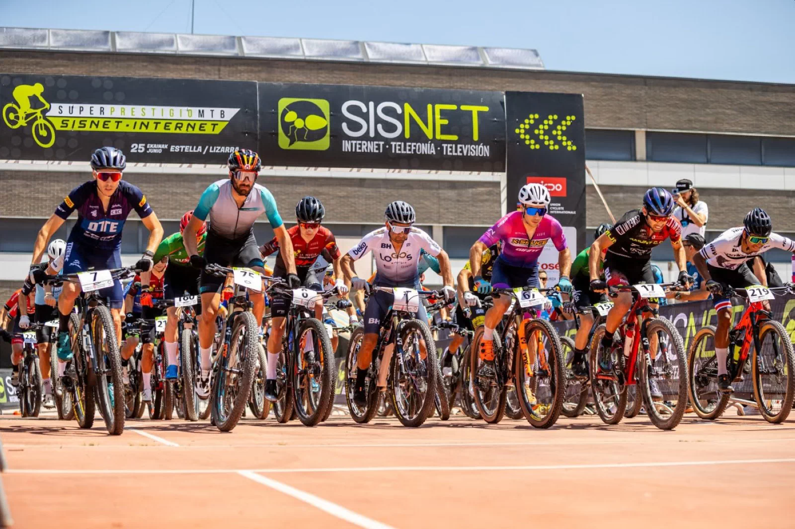 Ismael Esteban y Estibaliz Sagardoy repiten como campeones del Superprestigio MTB SISNET