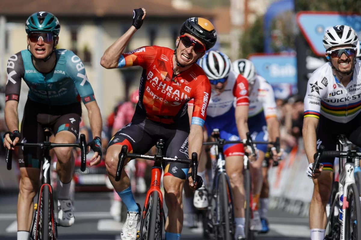 Itzulia 2022: Peio Bilbao gana en Amurrio por delante de Alaphilippe