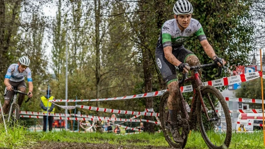 Iván Feijoo gana el mano a mano con Ricardo Buba en Betanzos en la segunda de la Copa Galicia de Ciclocross