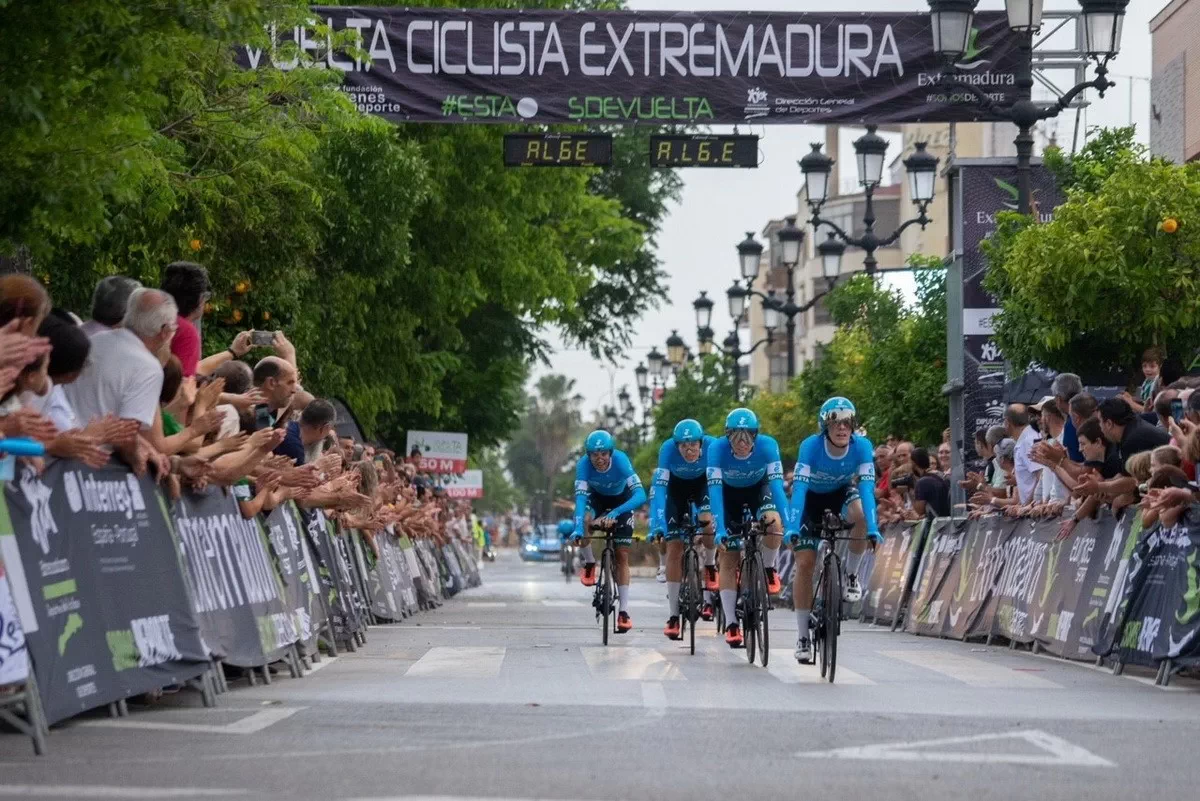 Javier Serrano primer líder de la Vuelta a Extremadura 2022