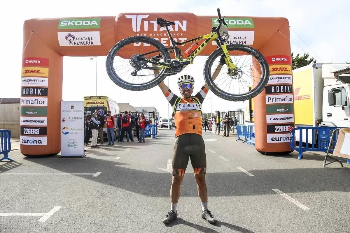 Jesús del Nero se impone al sprint a Julen Zubero en la primera etapa de la Titan Desert