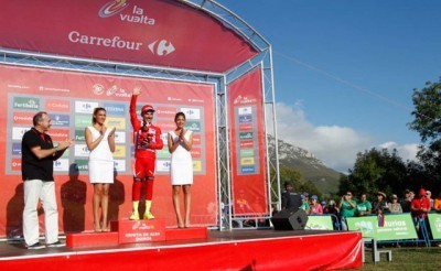 Joaquim Rodriguez se viste el jersey rojo de La Vuelta