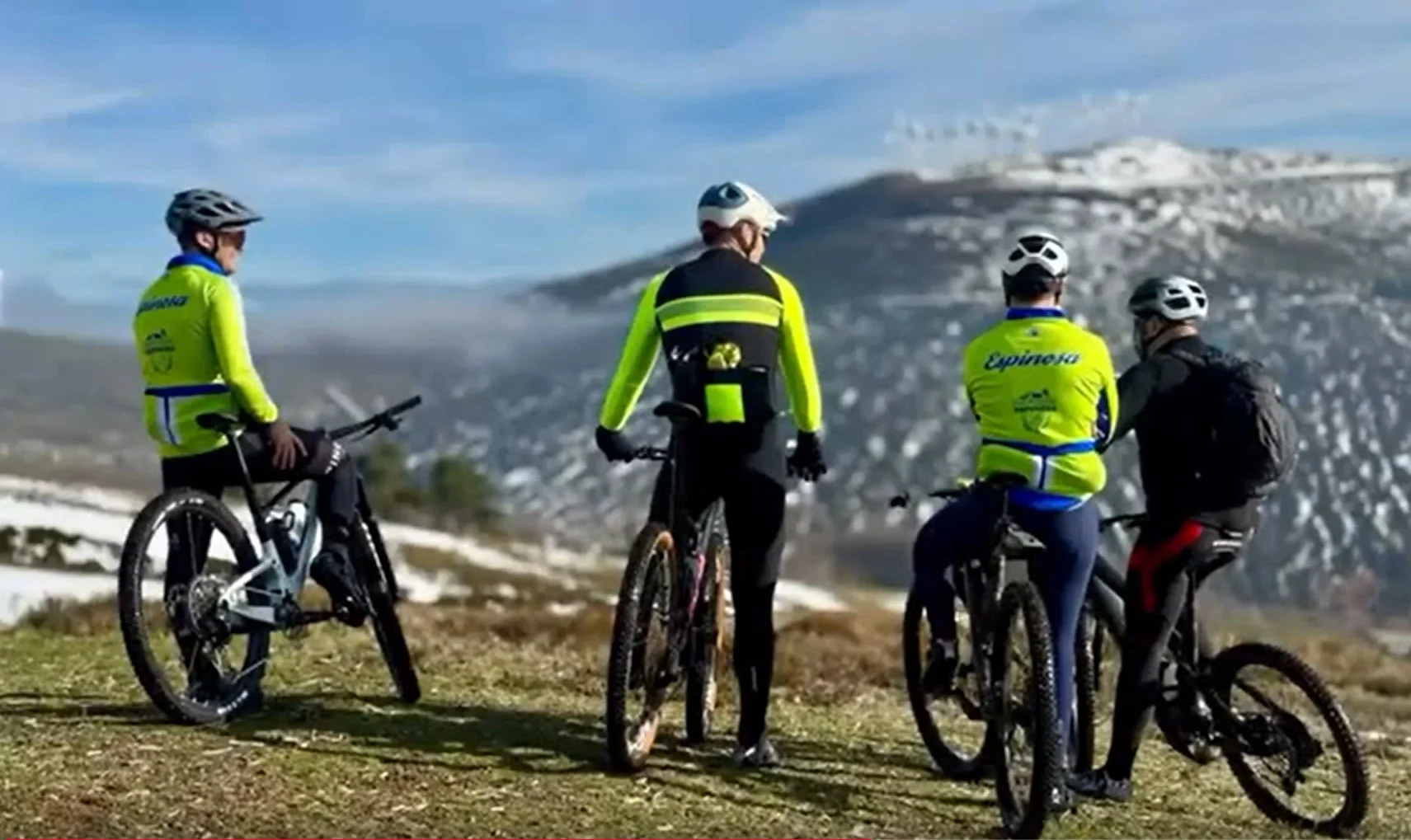 Josema Fuente pedalea hacia las cumbres nevadas de las Merindades en una jornada gélida
