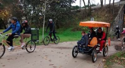 Jóvenes y niños con discapacidades recorren Madrid en bici