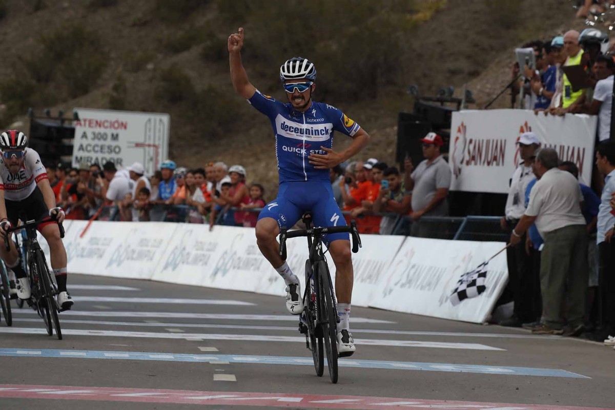 Julian Alaphilippe se estrena en San Juan con exhibición en Punta Negra