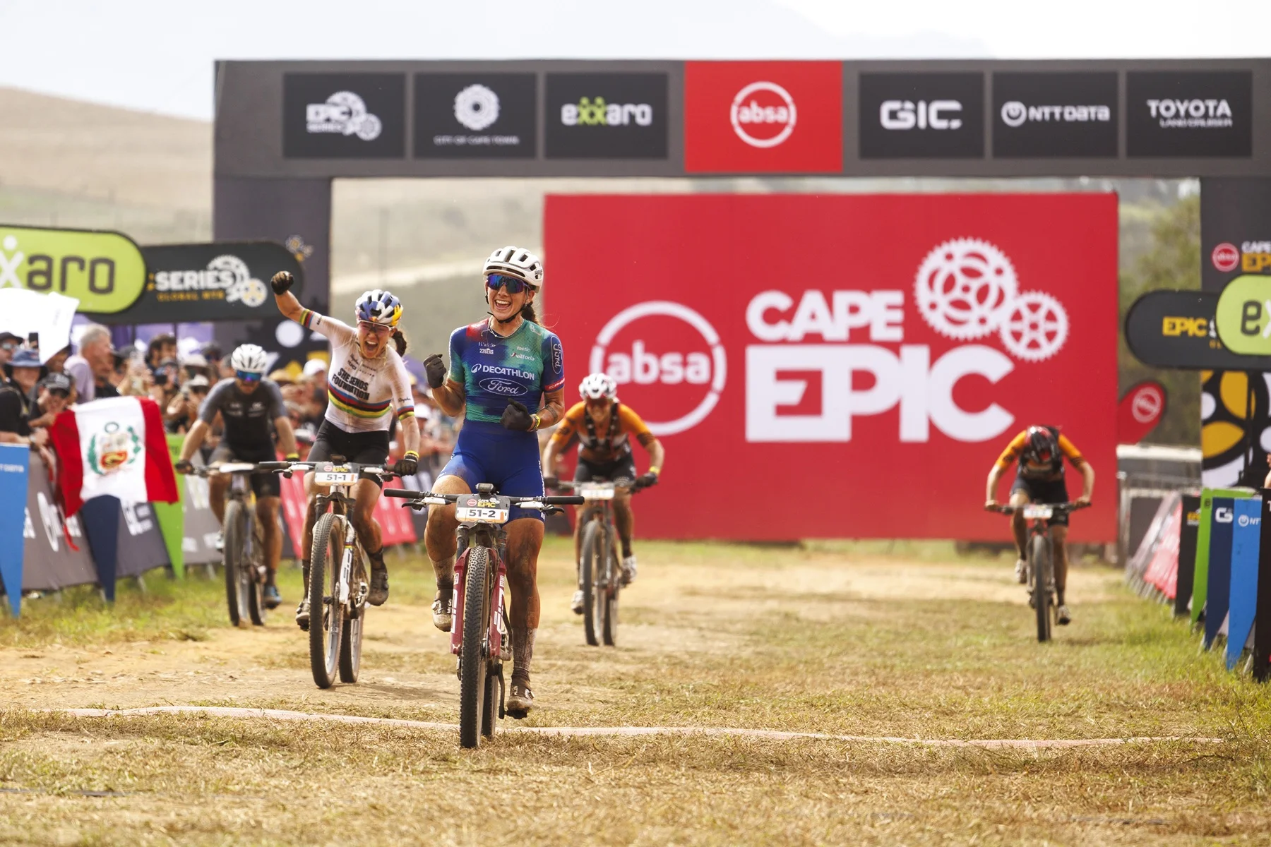 Kate Courtney y Greta Seiwald rompen la racha en una dramática cuarta etapa del Cape Epic