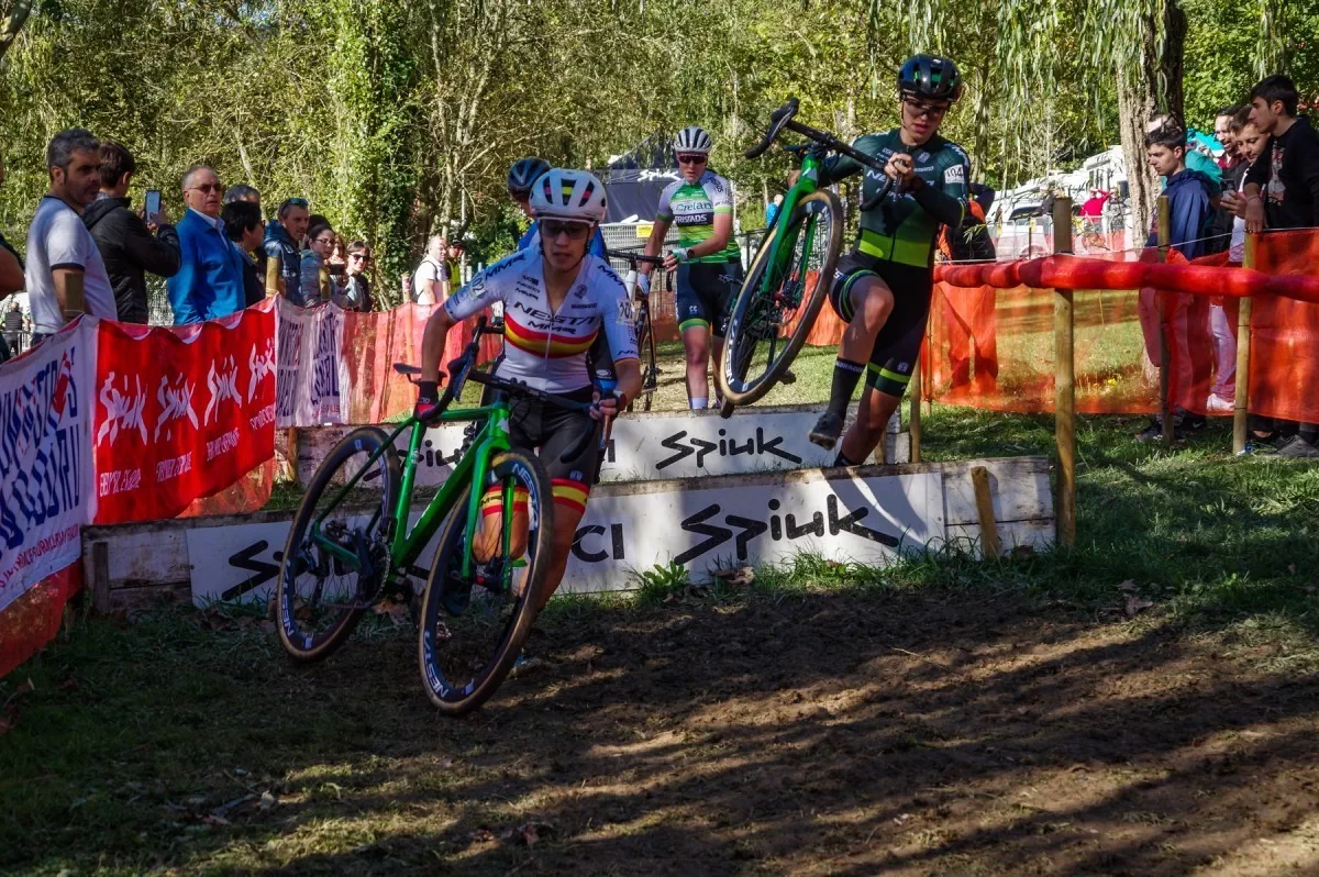 Kevin Suárez y Lucía González ganadores en el ciclocross internacional de Llodio