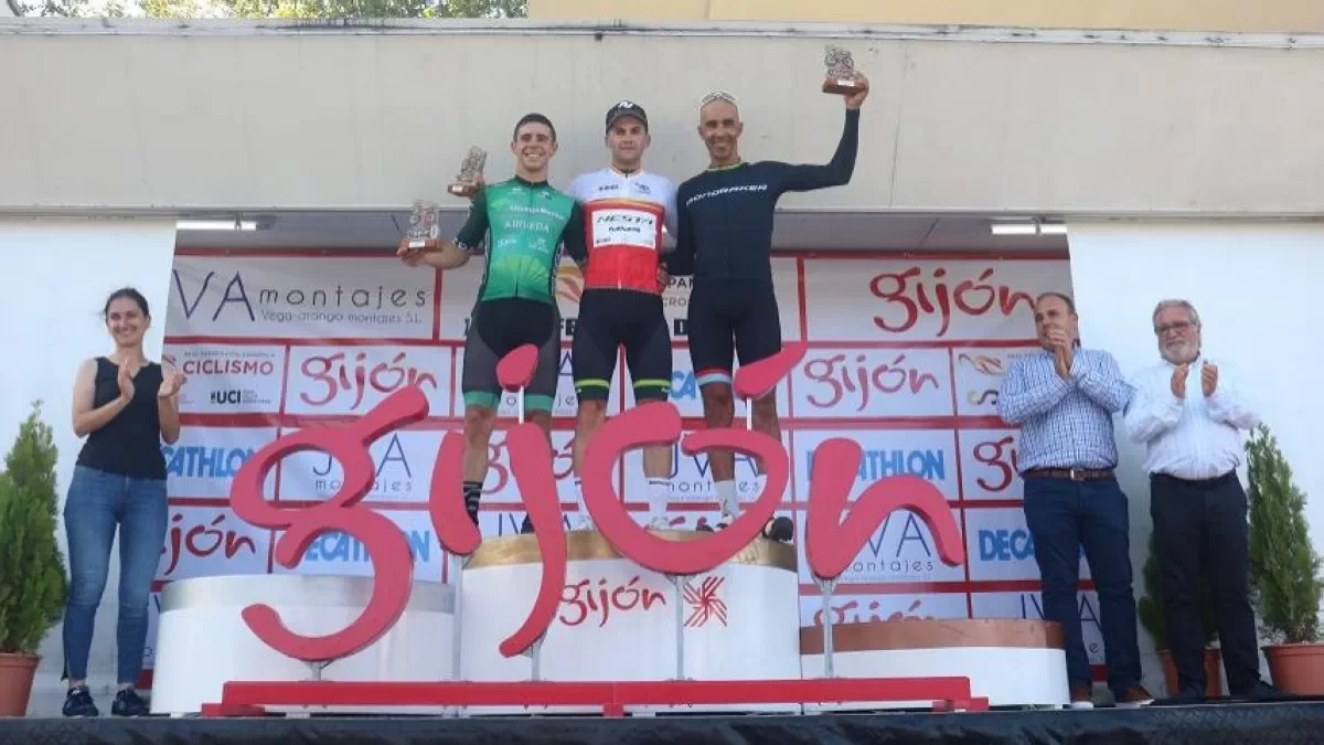 Kevin Suárez y Lucía González lideran la Copa de España de ciclocross