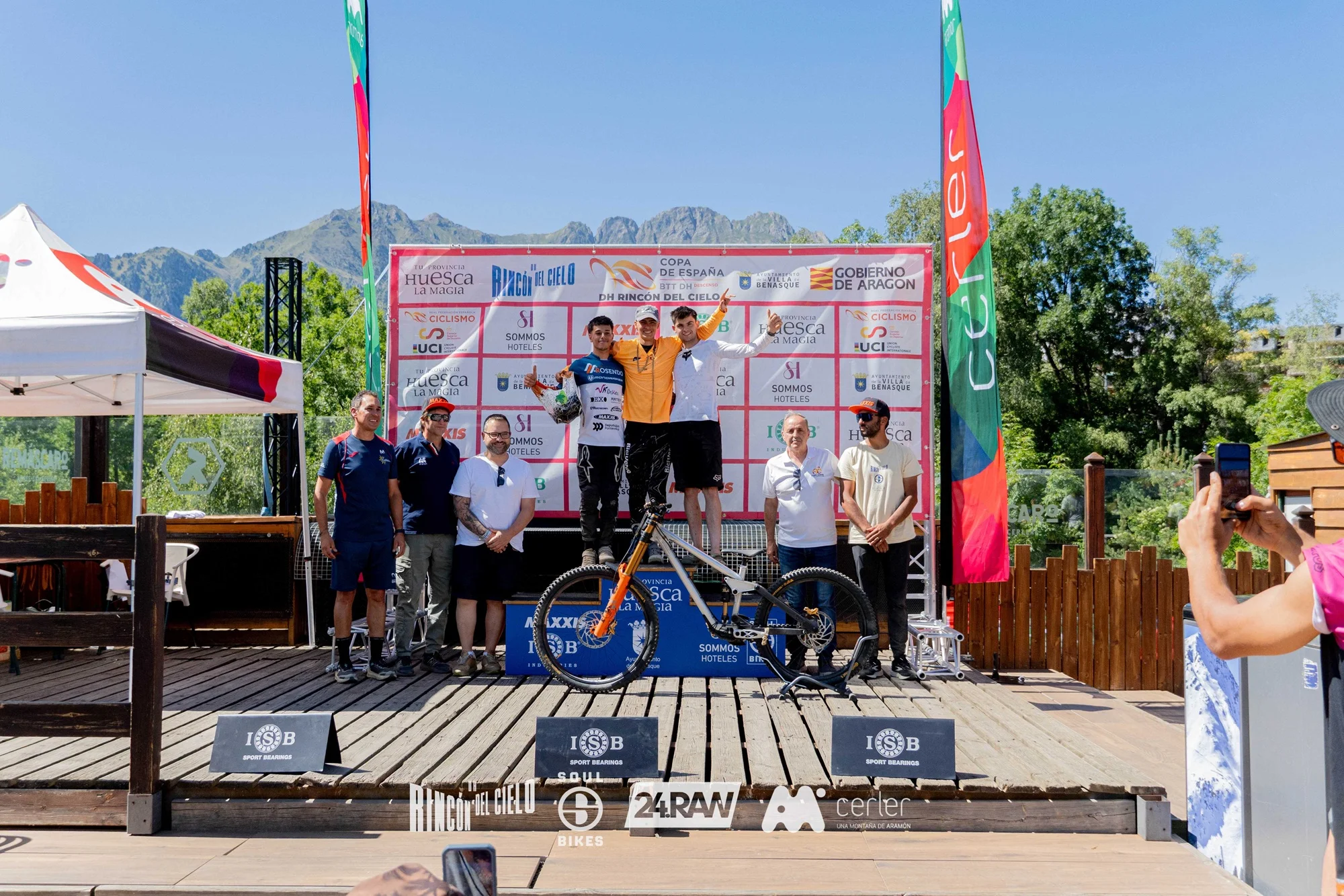 Kira Zamora y Héctor Quinteiro conquistan la Copa de España de Descenso 2026 en el Pirineo aragonés