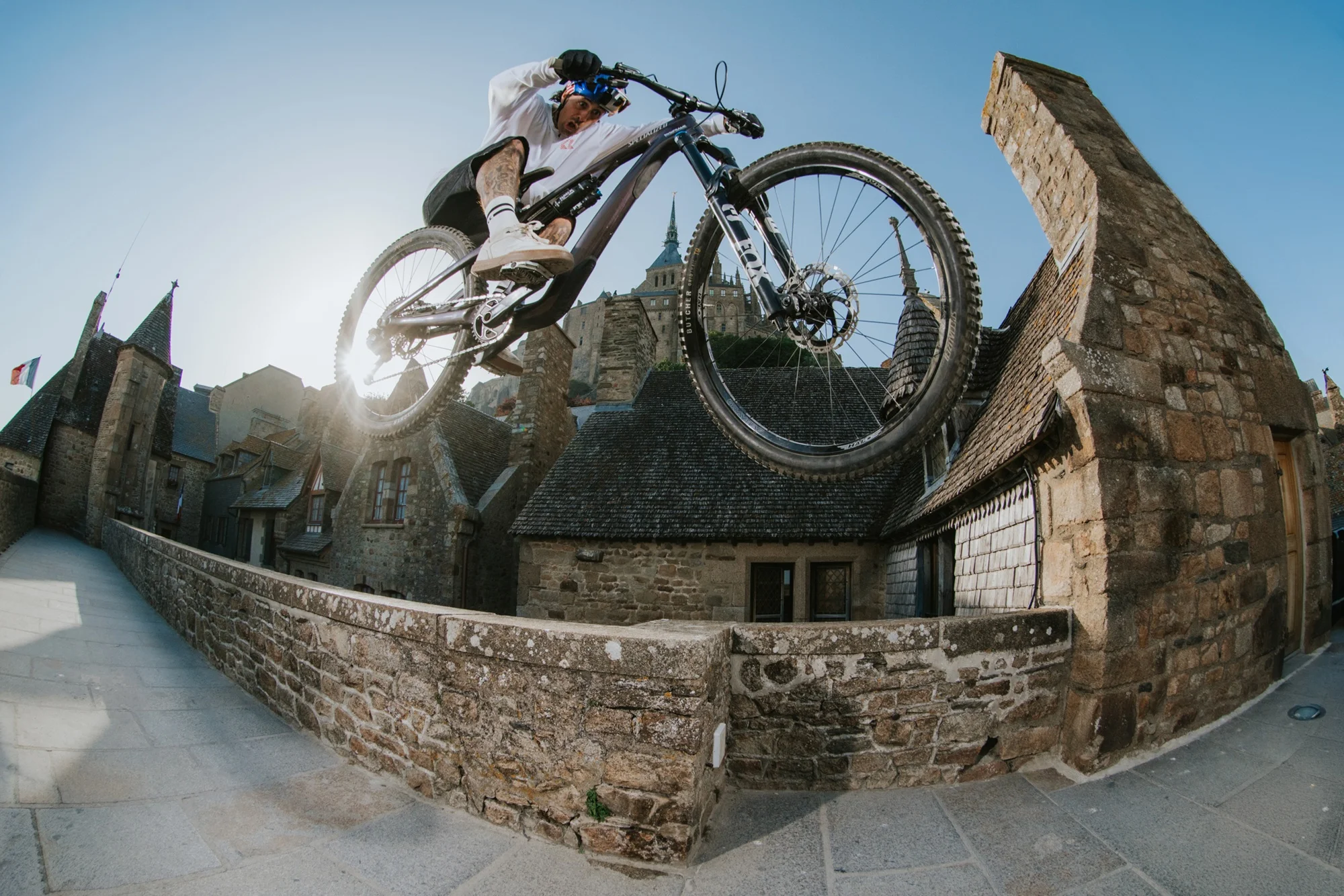 Kriss Kyle convierte el histórico Mont-Saint-Michel en un parque de trucos para bicicleta Kriss Kyle convierte el histórico Mont-Saint-Michel en un parque de trucos para bicicleta