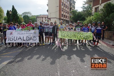 La campaña por la igualdad en el ciclismo siguió en Muskiz