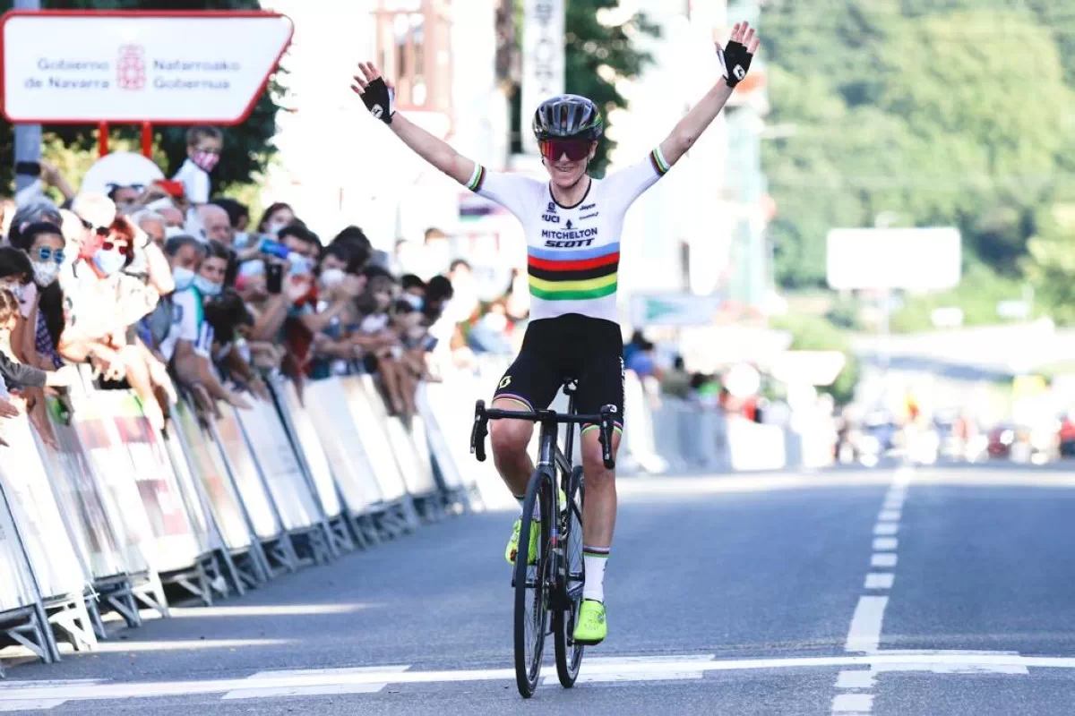 La campeona del mundo Annemiek Van Vleuten levanta los brazos en Navarra